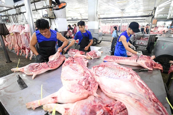 Vì sao thịt heo bẩn vẫn lọt ra thị trường?
