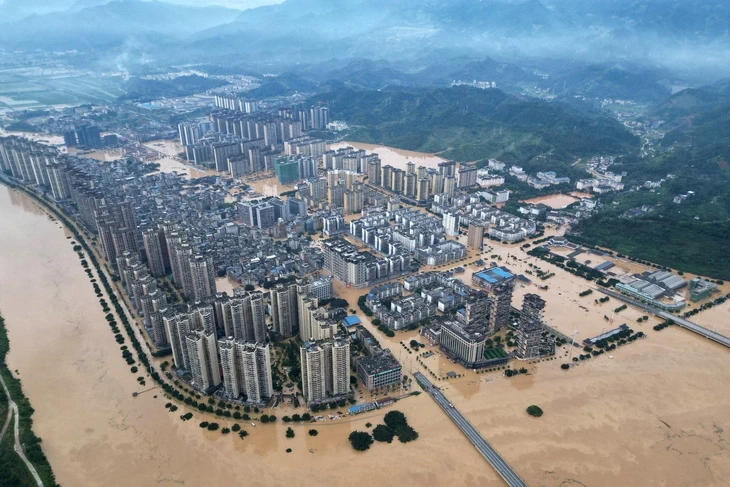 Bé gái 8 tuổi sống sót kỳ diệu sau 7 giờ mắc kẹt trong cống do lũ cuốn ở Trung Quốc