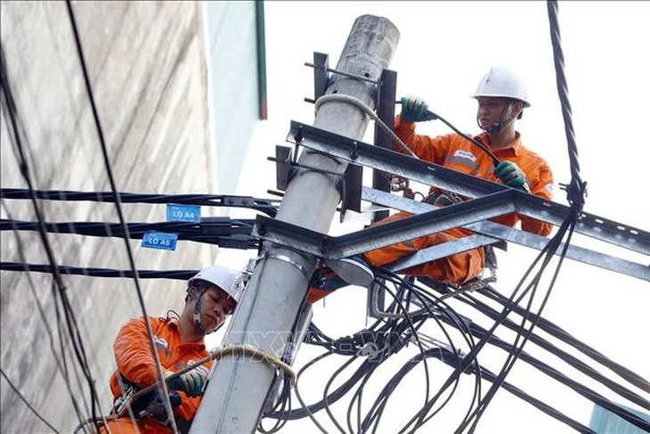 Phá kỷ lục tiêu thụ điện do nắng nóng, huy động nguồn điện đắt đỏ phục vụ giờ cao điểm