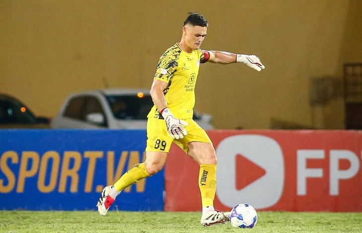 Patrik Le Giang nhận 5 bàn thua khi quay lại bắt chính