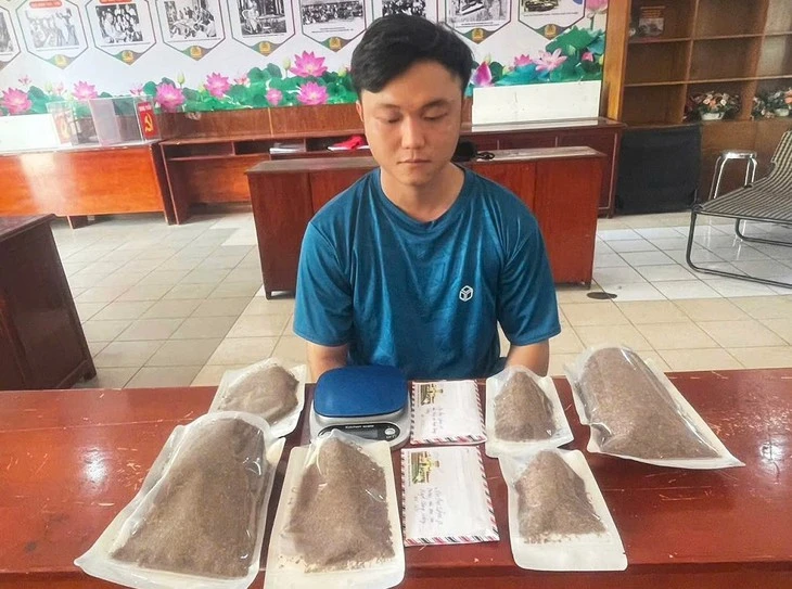 Bắt 'Cô bé xe ôm' bán ma túy cỏ qua mạng