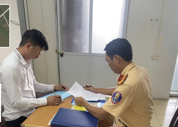 Bị xử phạt vì để trẻ nhỏ thò đầu ra ngoài cửa sổ trời ô tô