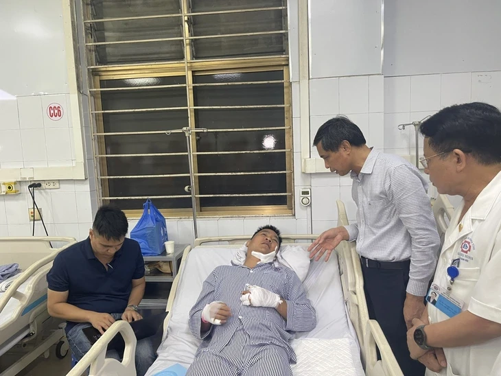 Chiến sĩ phòng cháy lặn khỏi khoang tàu Vịnh Xanh bị lật, được tàu đánh cá cứu ra sao?