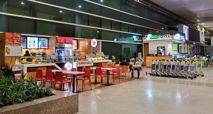 Các công ty ăn uống, dịch vụ phòng chờ ở sân bay báo lãi to