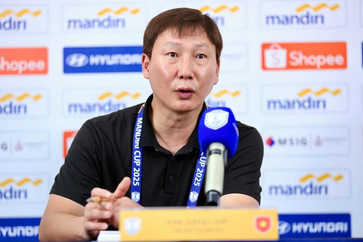 HLV Kim Sang Sik: Đội có sự cân bằng trong phòng ngự và tấn công