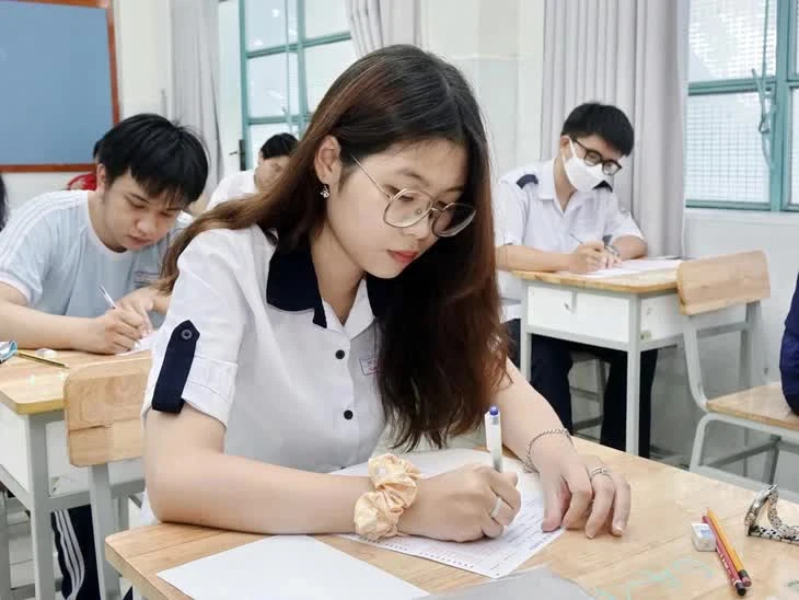 Thi tốt nghiệp THPT 2025: Phổ điểm không thể đẹp nếu thiếu chuẩn hóa