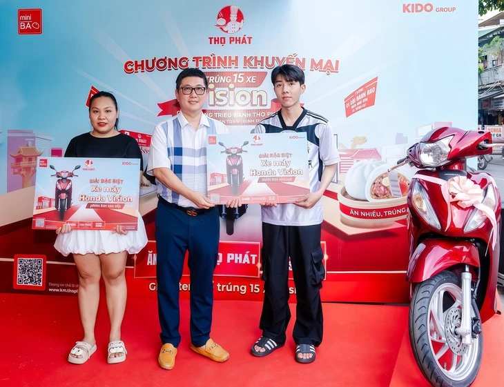 Bánh bao Thọ Phát trao xe Vision cho khách hàng trúng thưởng