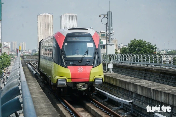 Hà Nội Metro 'chân thành xin lỗi' hành khách vì bị cấm mang xe chứa pin Lithium lên tàu metro