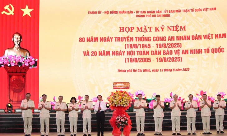 Bí thư Nguyễn Văn Nên: Công an TP.HCM bản lĩnh, trí tuệ, tận tụy vì sự bình yên của nhân dân