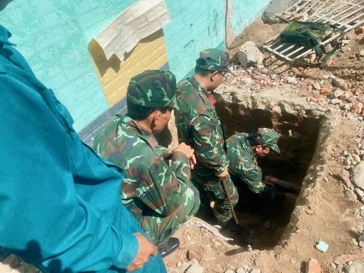 Đào móng nhà, người dân phát hiện 3 khẩu súng M72 sót lại sau chiến tranh
