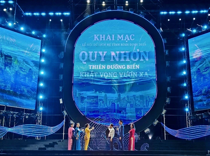 Du khách 'cháy' hết mình với đêm khai mạc Lễ hội du lịch hè Bình Định