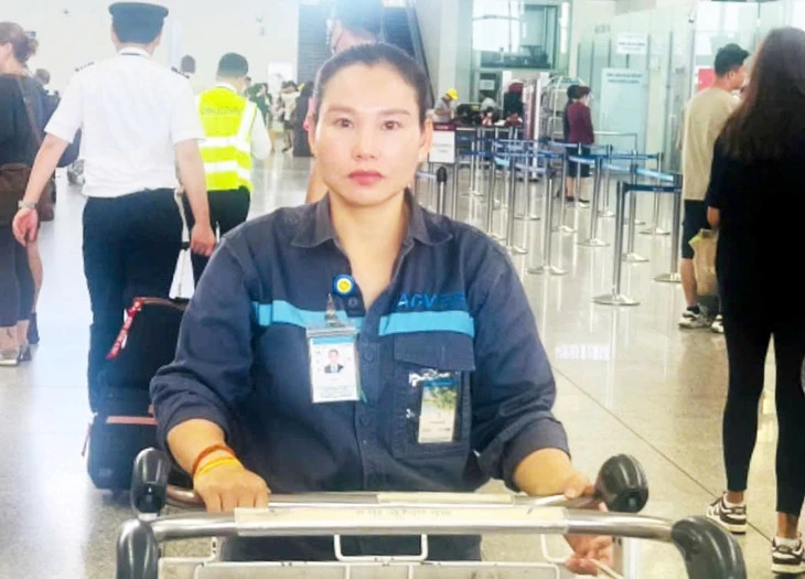 Thấy 5 triệu won bỏ quên, nữ nhân viên xe đẩy sân bay Nội Bài trả ngay cho khách Hàn Quốc