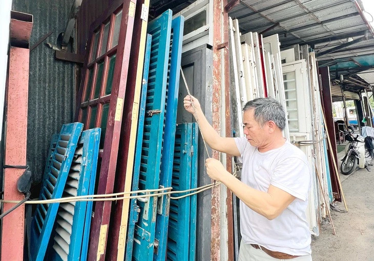 Kiếm tiền bằng nghề độc lạ hổng giống ai - Kỳ 9: Săn cửa lá sách, nội thất xưa