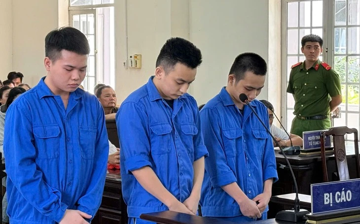 Ghen tuông vô cớ, rủ bạn đi đánh chết khách hát karaoke