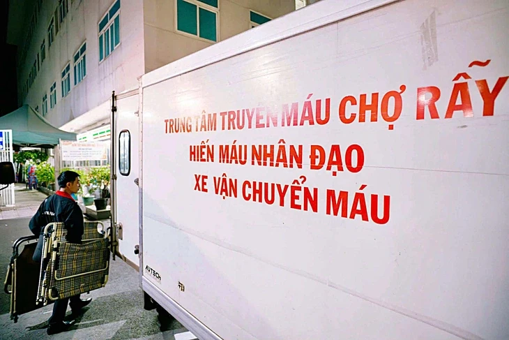 Câu chuyện cảm động trên hành trình 260km mang máu khẩn trương cứu người