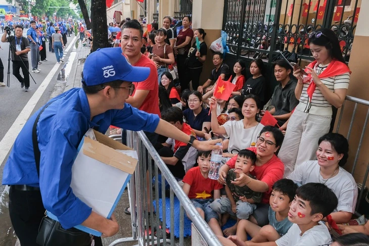 Nên ăn và không ăn gì để bảo đảm sức khỏe trong ngày chuẩn bị xem diễu binh, diễu hành