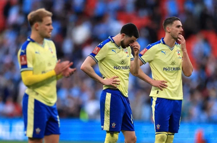 Bê bối tại Southampton: HLV ép thực tập sinh quay lén đối thủ