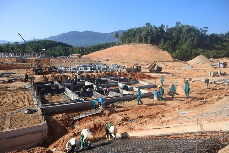Đà Nẵng yêu cầu thi công '3 ca, 4 kíp' để kịp hoàn thành 6 trường nội trú vùng biên