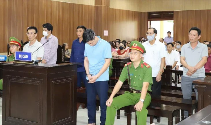 Cựu chủ tịch huyện Quảng Xương lãnh 5 năm tù vì cấp giấy trái pháp luật cho 92 hộ dân