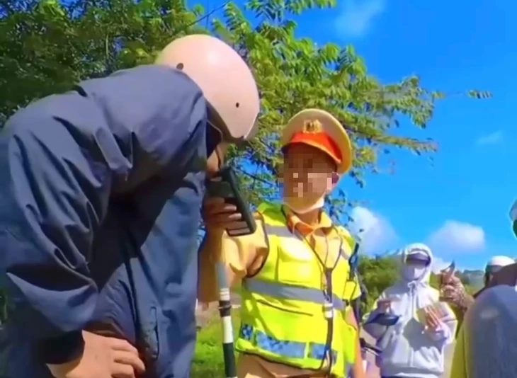 Đề nghị điều chuyển cán bộ cảnh sát giao thông nói dân 'mồm thối'