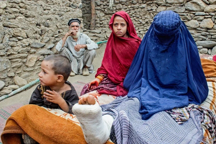 Động đất ở Afghanistan 'chôn vùi' nữ giới tới 2 lần