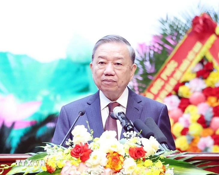 Tổng Bí thư: Đầu tư thích đáng bảo đảm vũ khí trang bị cho các lực lượng quân đội tiến lên hiện đại