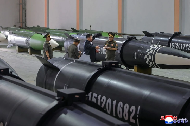 Ông Kim Jong Un thị sát nhà máy tên lửa mới, phô trương sức mạnh quân sự