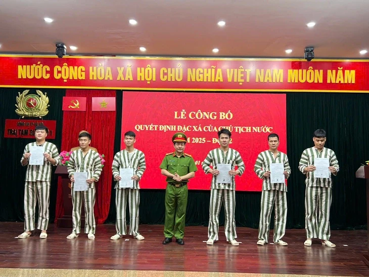 Công bố quyết định đặc xá cho 176 phạm nhân tại 2 trại tạm giam của Công an Hà Nội