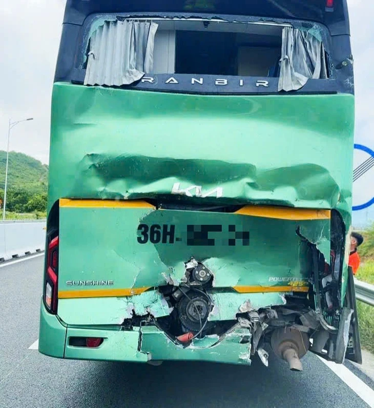 Xe tải tông đuôi xe khách trên cao tốc Vân Phong - Nha Trang