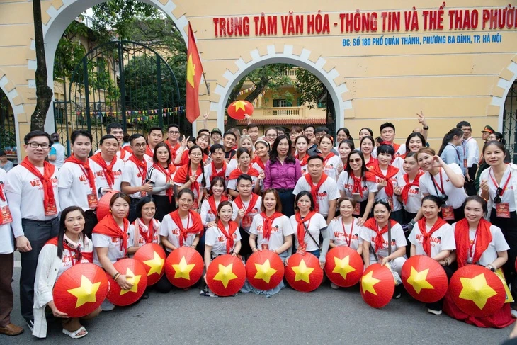 Cảm xúc vỡ òa khi kiều bào lần đầu diễu hành qua quảng trường Ba Đình lịch sử