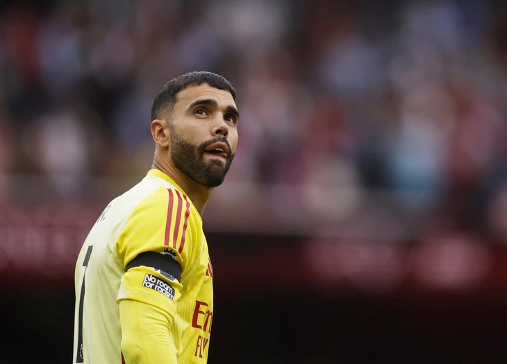 Thủ môn Arsenal đổ lỗi cho quả bóng sau trận thua trước Liverpool