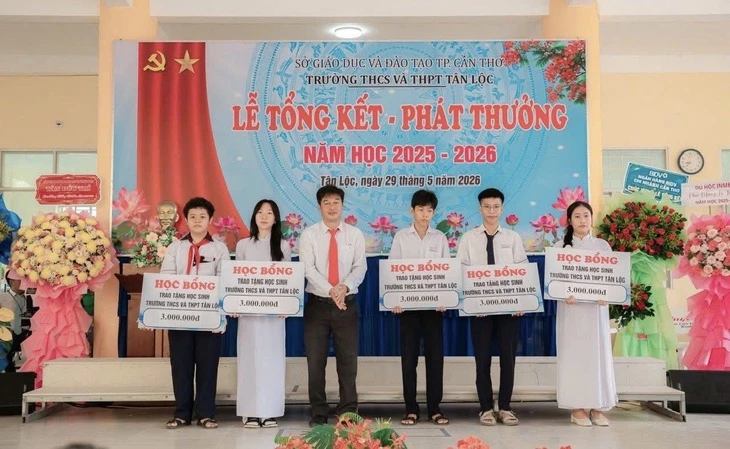 Học bổng, suất ăn 0 đồng, xe đưa đón tiếp sức sĩ tử vùng quê