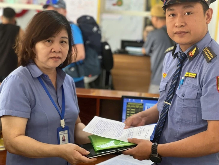 Nhặt được túi đô la trên tàu hỏa, nhân viên đường sắt liền báo cho trưởng tàu