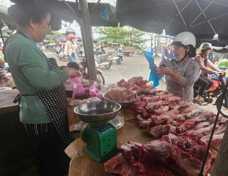 Doanh nghiệp lại muốn tăng giá bán thịt heo vì 'hết gồng nổi'