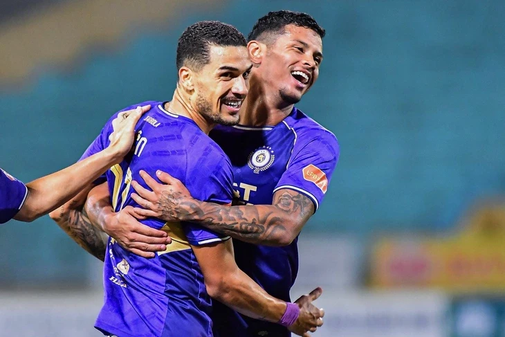 Đỗ Hoàng Hên rực sáng, CLB Hà Nội đẩy PVF-CAND xuống đáy bảng