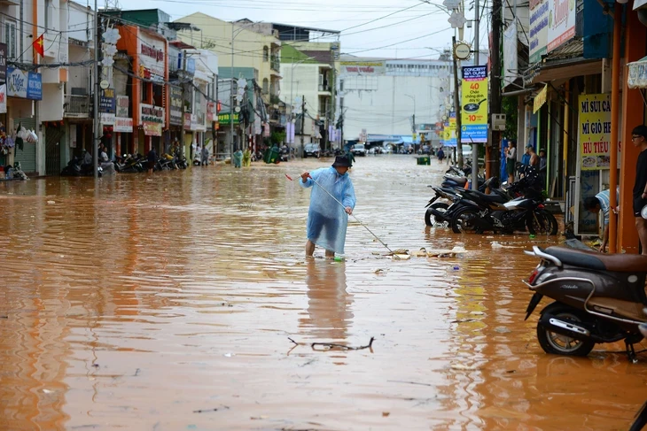 Vừa mưa lớn, đường Phan Đình Phùng Đà Lạt đã ngập