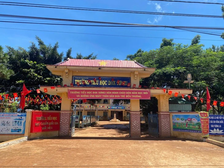 Học trò thiếu sách, thầy hiệu trưởng lên mạng 'xin' ngay 300 bộ