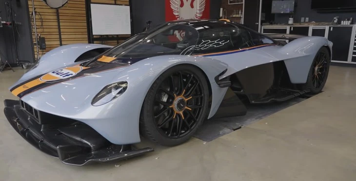 Vệ sinh siêu xe Aston Martin Valkyrie, chuyên viên được dặn không được bấm 2 nút này
