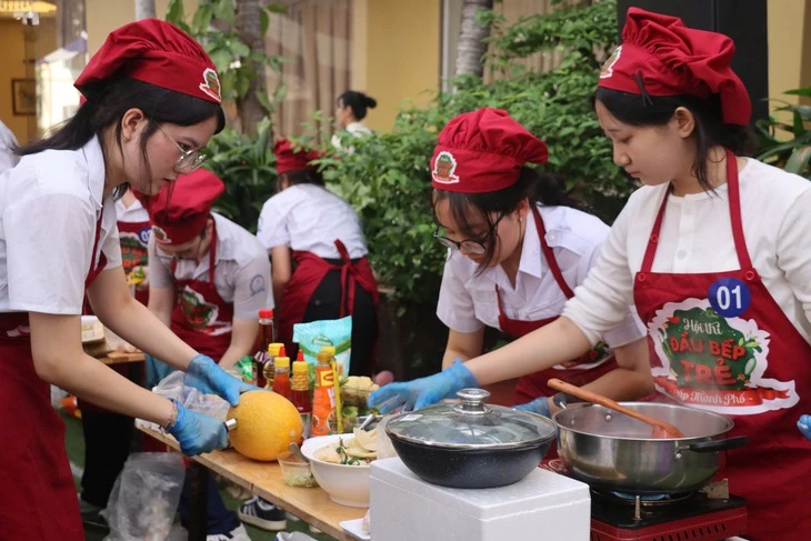 Đau đầu 'cuộc chiến' ngày hè: Cha mẹ sợ con quên bài, con chỉ muốn đi chơi