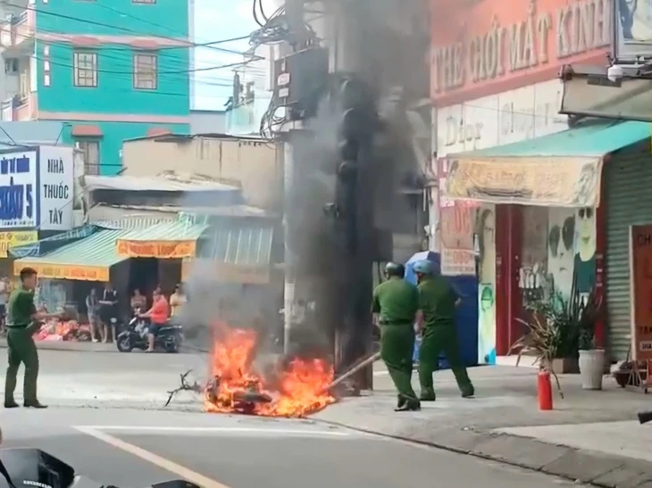 Xe máy điện cháy trơ khung ở Tân Phú, trụ đèn giao thông bị ảnh hưởng