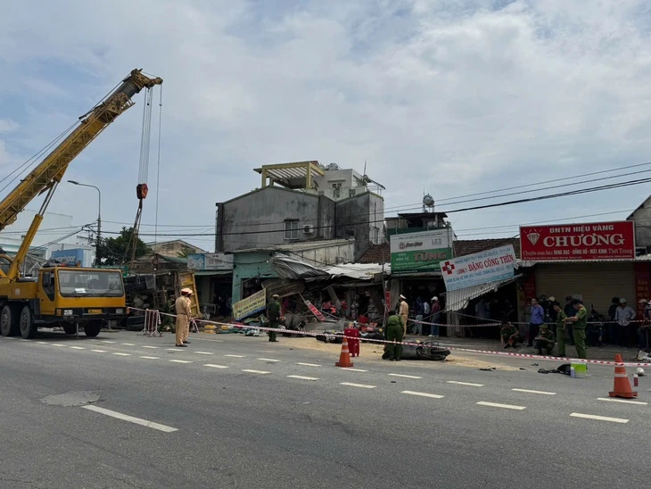 Tai nạn xe tải tông xe máy nằm la liệt: Người tử vong là chủ tiệm tạp hóa