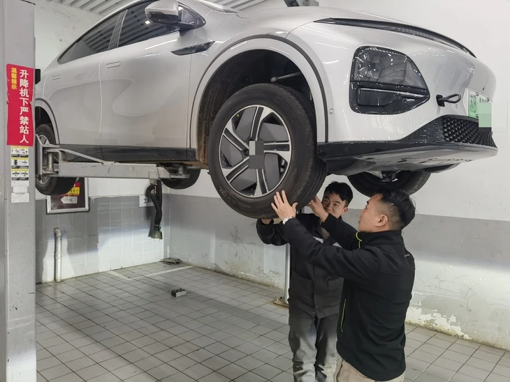 Sửa chữa xe điện trở thành nghề nguy hiểm ở Trung Quốc, dễ bị coi là phạm pháp