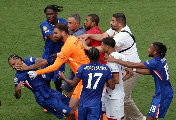 SỐC: Thước phim HLV Enrique tát vào mặt tiền đạo Chelsea sau khi PSG thua thảm