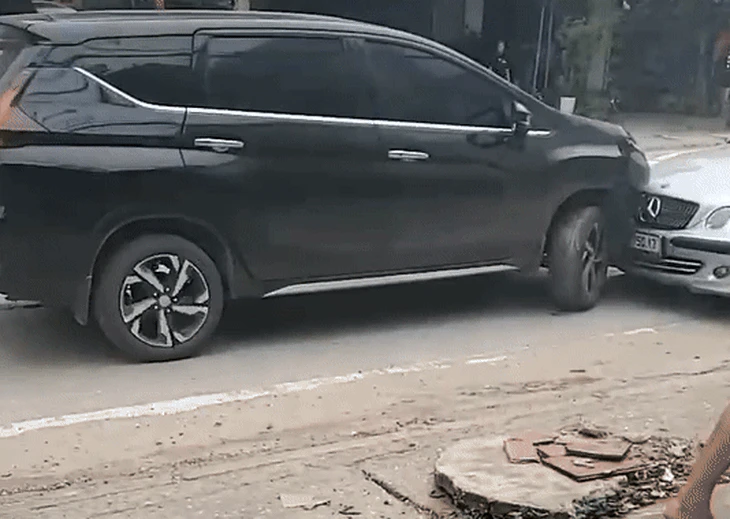Chở theo con gái, tài xế Mercedes bất ngờ dừng lại chơi ma túy rồi tông vào loạt ô tô