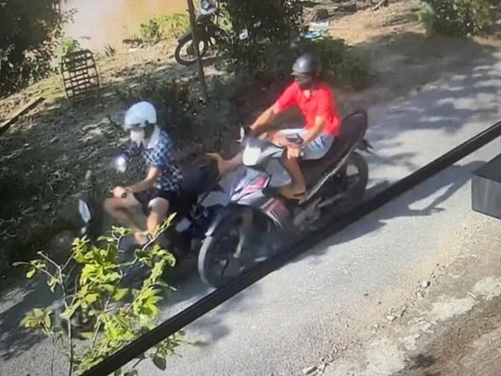Cướp xe điện của học sinh rồi tông xe vào công an khi bị truy đuổi