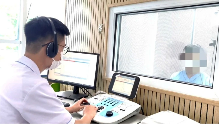 Nam thanh niên đột ngột bị điếc sau khi tắm khuya