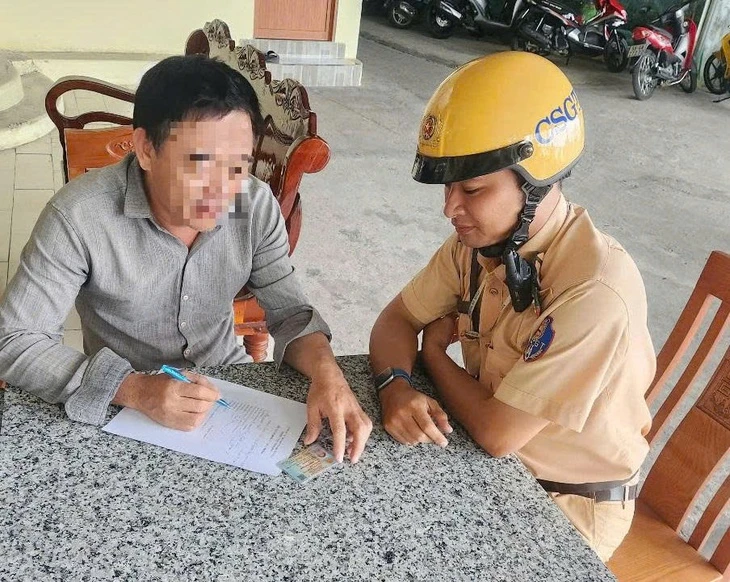 Người chạy xe ba gác ngược chiều bị lập biên bản sau clip đăng trên mạng