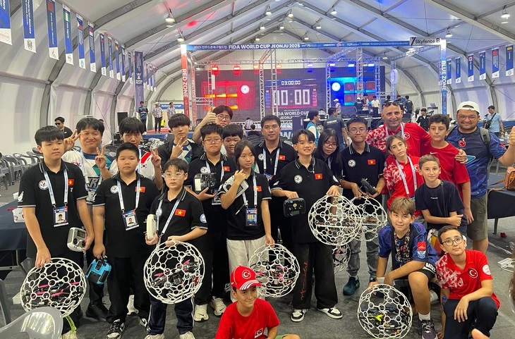 Học sinh TP.HCM đại diện Việt Nam thi DroneSoccer quốc tế, lần đầu đã 'rinh' giải thưởng