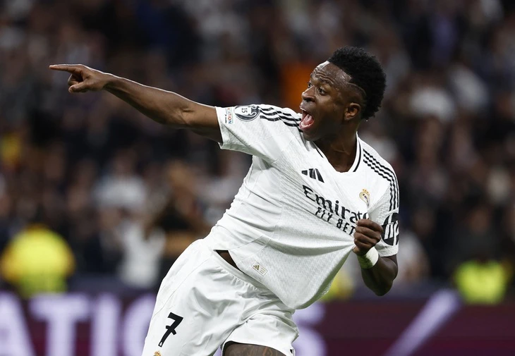 Vinicius tức giận khi bị CĐV Barca chế nhạo là 'Quả bóng vàng bãi biển'