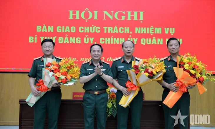 Bàn giao chức trách, nhiệm vụ Chính ủy Quân khu 4